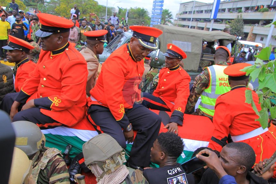 jumaf3's tweet image. There was no way these police officers could sit on the coffin of Raila Odinga... 😆😆. Hapa tulichezwa mbaya?