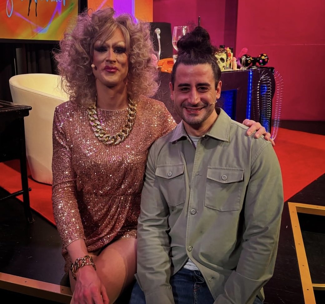 TimKoffiziell's tweet image. Ein SPD-Mann aus dem Ausschuss für Inneres, Sicherheit und Ordnung posiert mit einer Dragqueen, gegen die nun Kinderpornografie-Vorwürfe erhoben werden. 
#SPD #Jurassicaparka