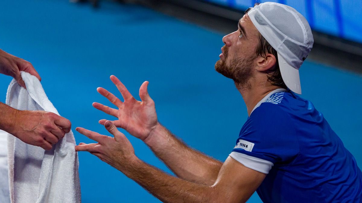 NewmarkTennis's tweet image. Starting to think it’s not just fitness issues with Machac. Feels like he doesn’t want to be on court half the time

Shoulders slumped, constant head shakes, slow in between points, no urgency chasing balls, dragging his racket

Top 10 talent. Confusing player

#RolexParisMasters