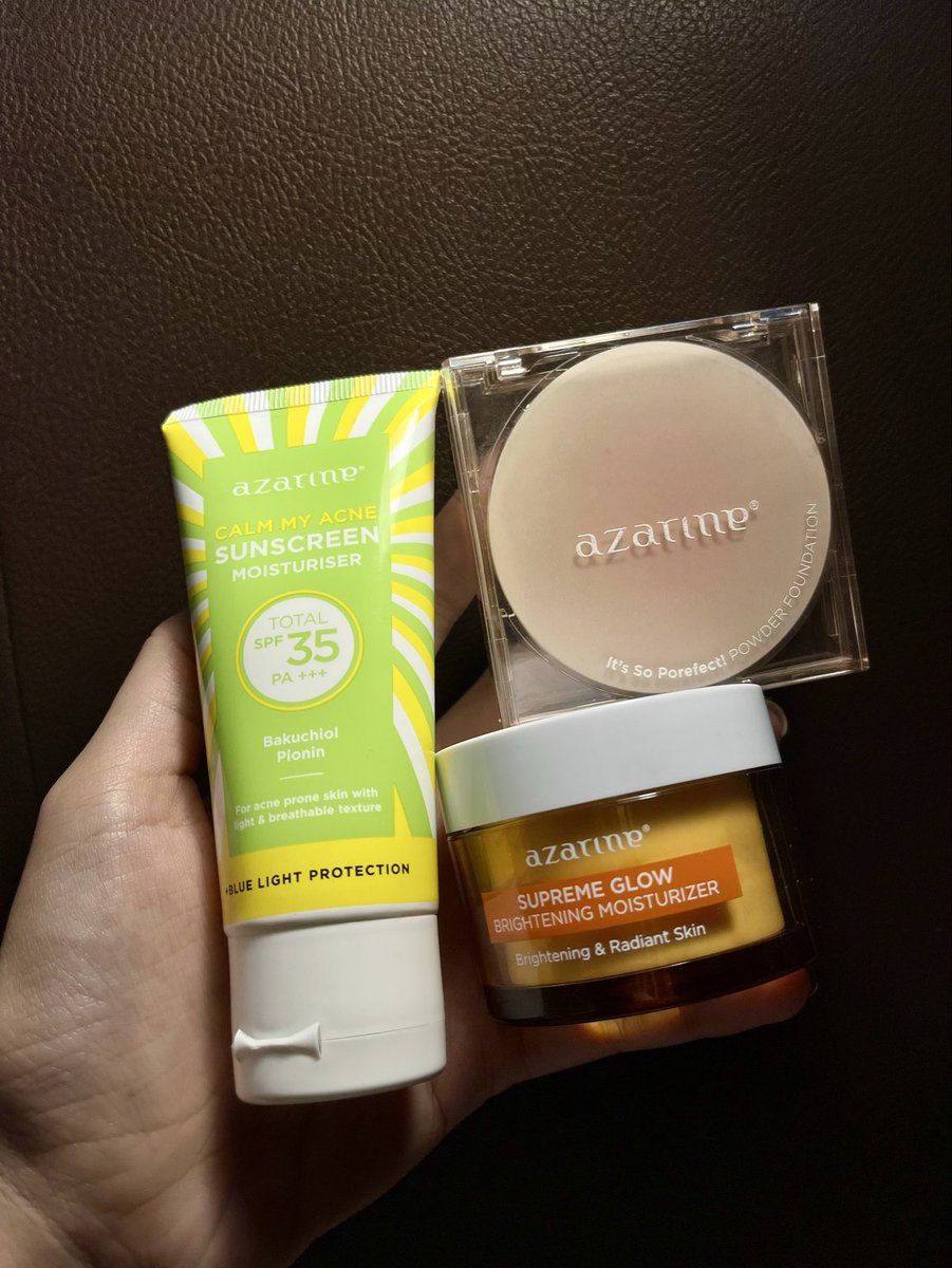 Dulu aku belinya satu-satu, sekarang udah ada bundle-nya di bawah 100 ribuan aja udah dapet 3 produk guys!

#bedakantiminyak #azarinetwc #azarinesunscreen #azarinemoisturizer #azarineskincare