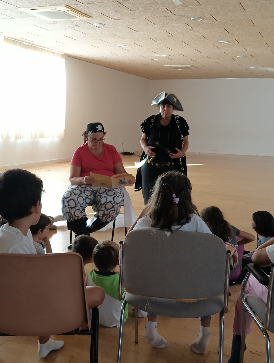 fsaludmentalclm's tweet photo. 🦜🏴‍☠️Tarde de sensibilización en la infancia con la representación del cuento "Emi, el pirata que tenía miedo", una actividad promovida por la Federación y desarrollada por @afaenpal 
📍Ludoteca Centro Social Valparaíso (Toledo)
🖇️Con apoyo @gobjccm y la Fundación Sociosanitaria https://t.co/jLYZBf4K8G