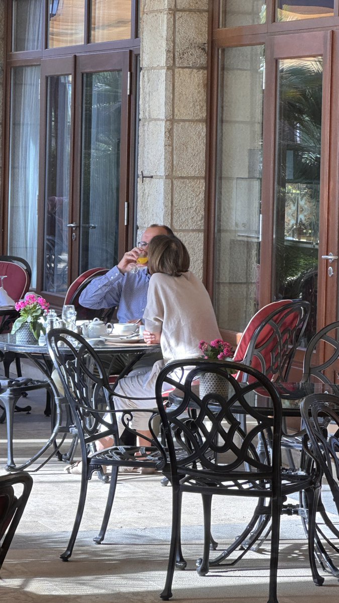 Der Tegernsee- und Mallekanzler

Montagmorgen, 27. Oktober. Die Sonne steht goldglühend über den Palmen des Luxury Collection Hotels Castillo Son Vida. Es ist 10 Uhr. Auf der Terrasse sitzt der deutsche Bundeskanzler Friedrich Merz. Neben ihm seine Frau, vor sich ein Glas frisch