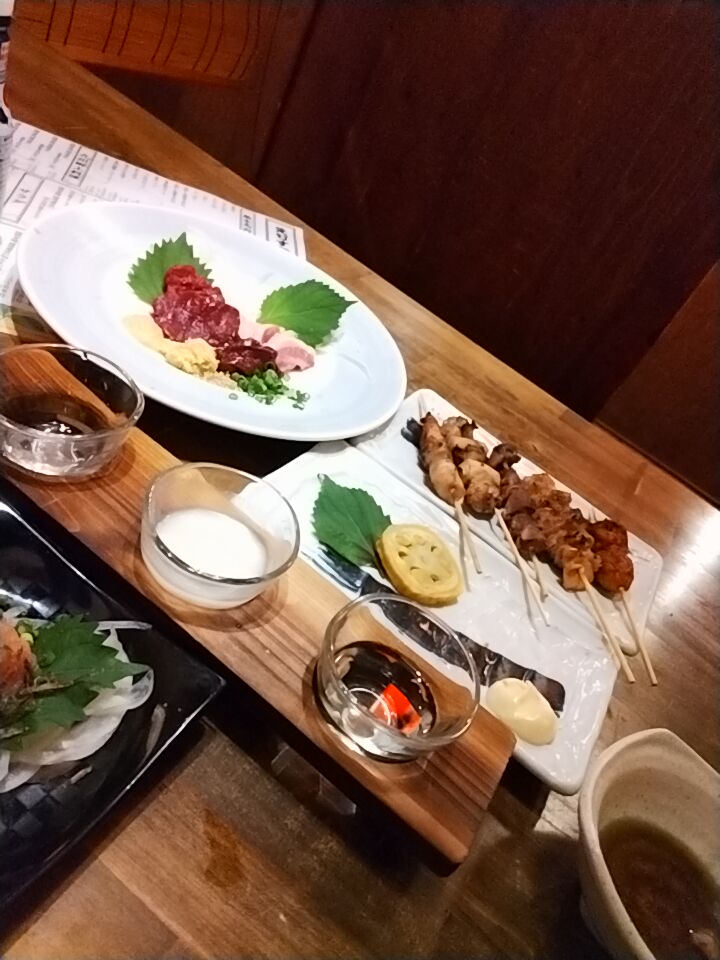 ssgnome's tweet photo. 隣で飲んでる2人が、上司が愚痴を言って部下がフォローで軽く茶化す感じておもろい https://t.co/gf5Okfxq3l
