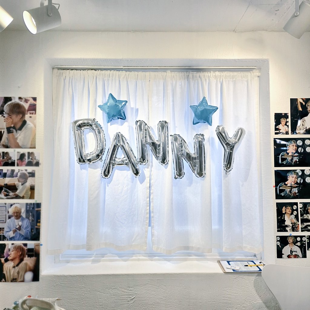 YD__forever's tweet photo. #대니박람회
#2025DannyExpo
대니 생일카페 대니엑스포에 다녀왔어요
사실 멤버들..을 보러갔다기보다
대니가 자발적으로(?) 기증했다는 대.량.의 과!사!!
그렇습니다.떡애기시절의 대니 미공개 과사를 보기위해 달려갔습죠.
아니 세상에 그런데 진짜 비엔날레 온줄 알았음... 카페가 너무 예뻐요ㅠㅠ https://t.co/nLtCMnQtIF