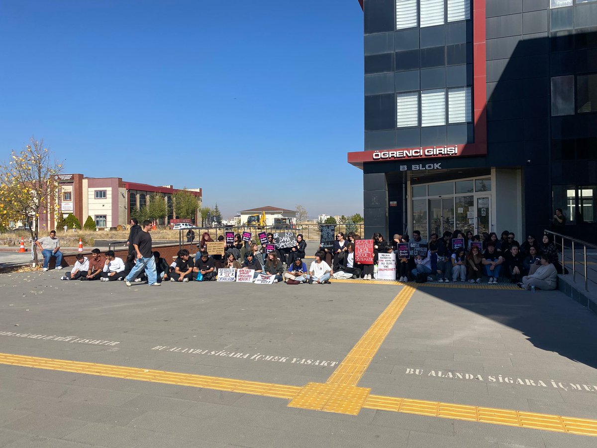 Kadın cinayetlerinin hesabını sormak, sıra arkadaşımız #MelihaKeskin'i unutmamak için Edebiyat Fakültesi merdivenlerinde buluştuk.