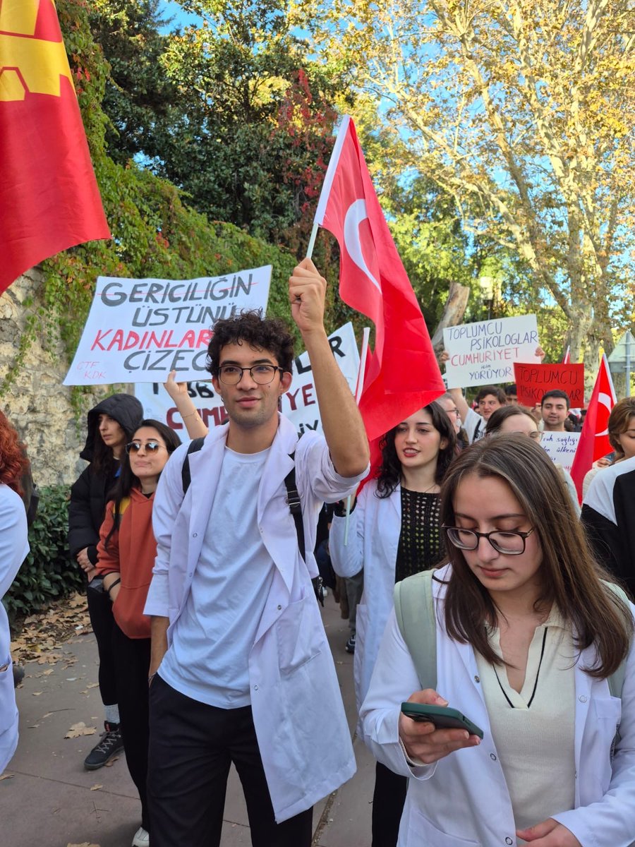 TKP Beyoğlu olarak Türkiye Halk Temsilcileri Meclisi’nin çağrısıyla düzenlenen Cumhuriyet Yürüyüşü’ne katıldık.
Yaşasın Cumhuriyet! Yaşasın Sosyalizm!