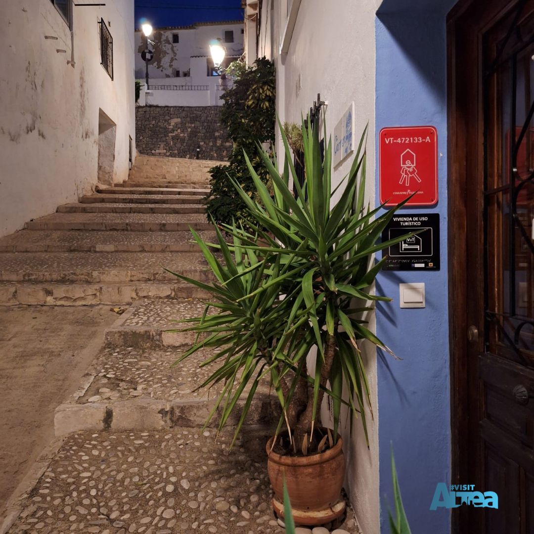 (VAL) Altea amb les plaques amb pictogrames i lectura braille fan que cada racó siga més accessible i acollidor per a totes les persones. 

(CAS) Altea amb las placas con pictogramas y lectura braille hacen que cada rincón sea más accesible y acogedor para todas las personas.