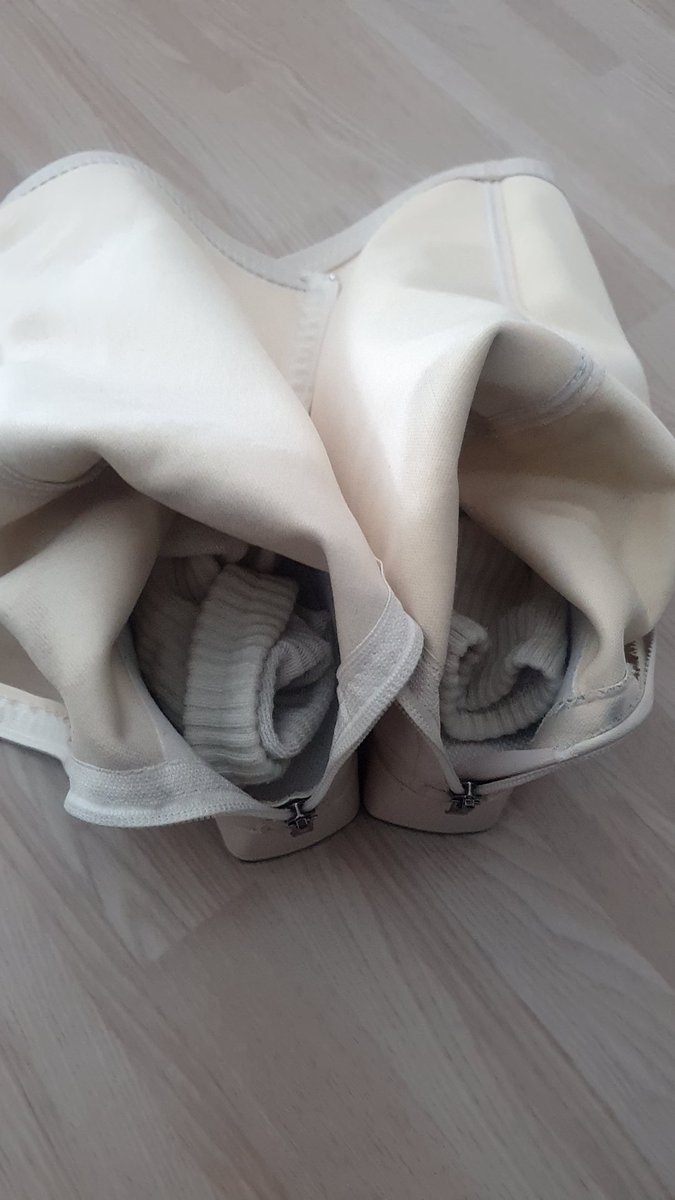 스타킹과 부츠의 계절!
신고 나가지는 못 해도 집에서라도 열심히 신어요
나도 부츠신고 나가보고 싶다

#cd #여장 #보추 #신던스타킹 #신던구두 #구닝