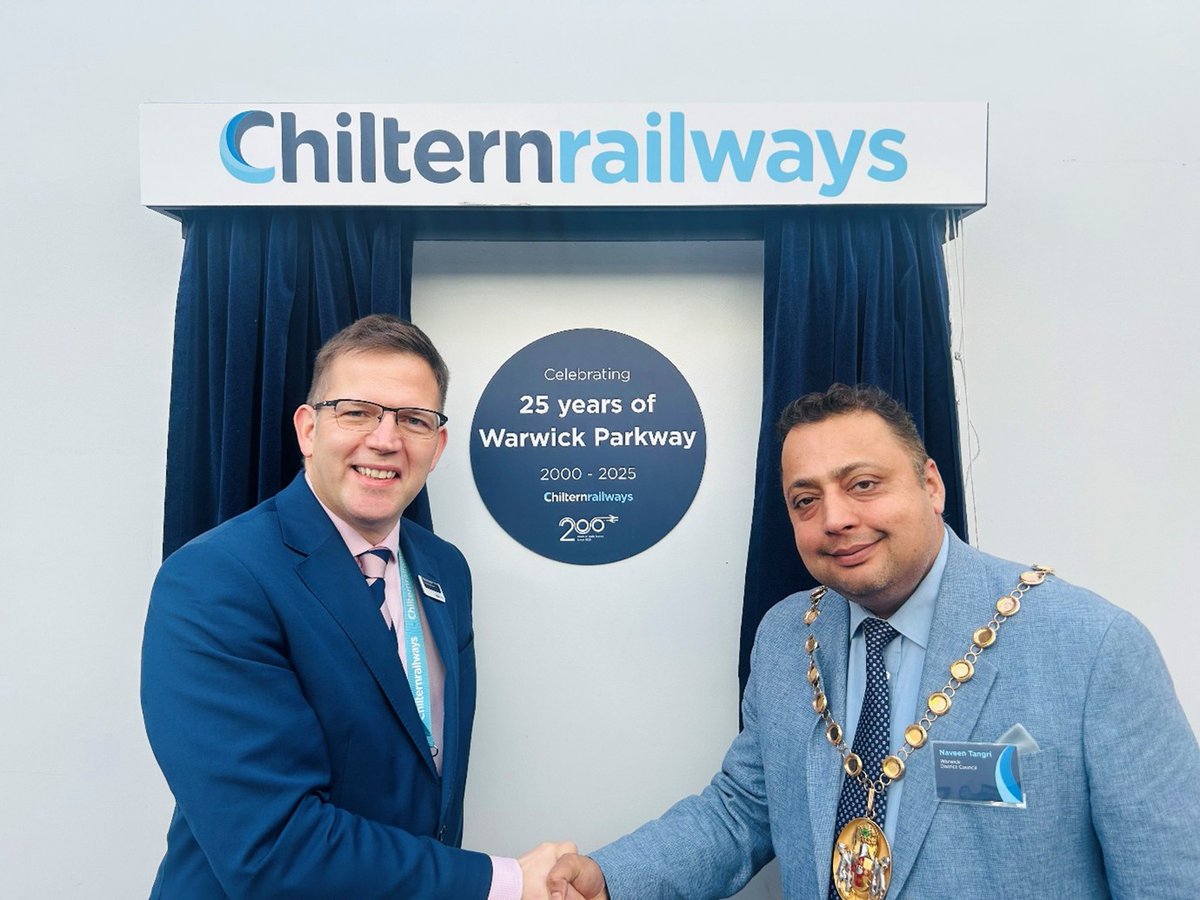 Great to meet Richard Allan, Managing Director of Chiltern Railways, at the 25 Years of Warwick Parkway – Community Celebration! Fantastic to see how far the station and community have come together over the years. 🚆🎉 #WarwickParkway25 #ChilternRailways #CommunityCelebration