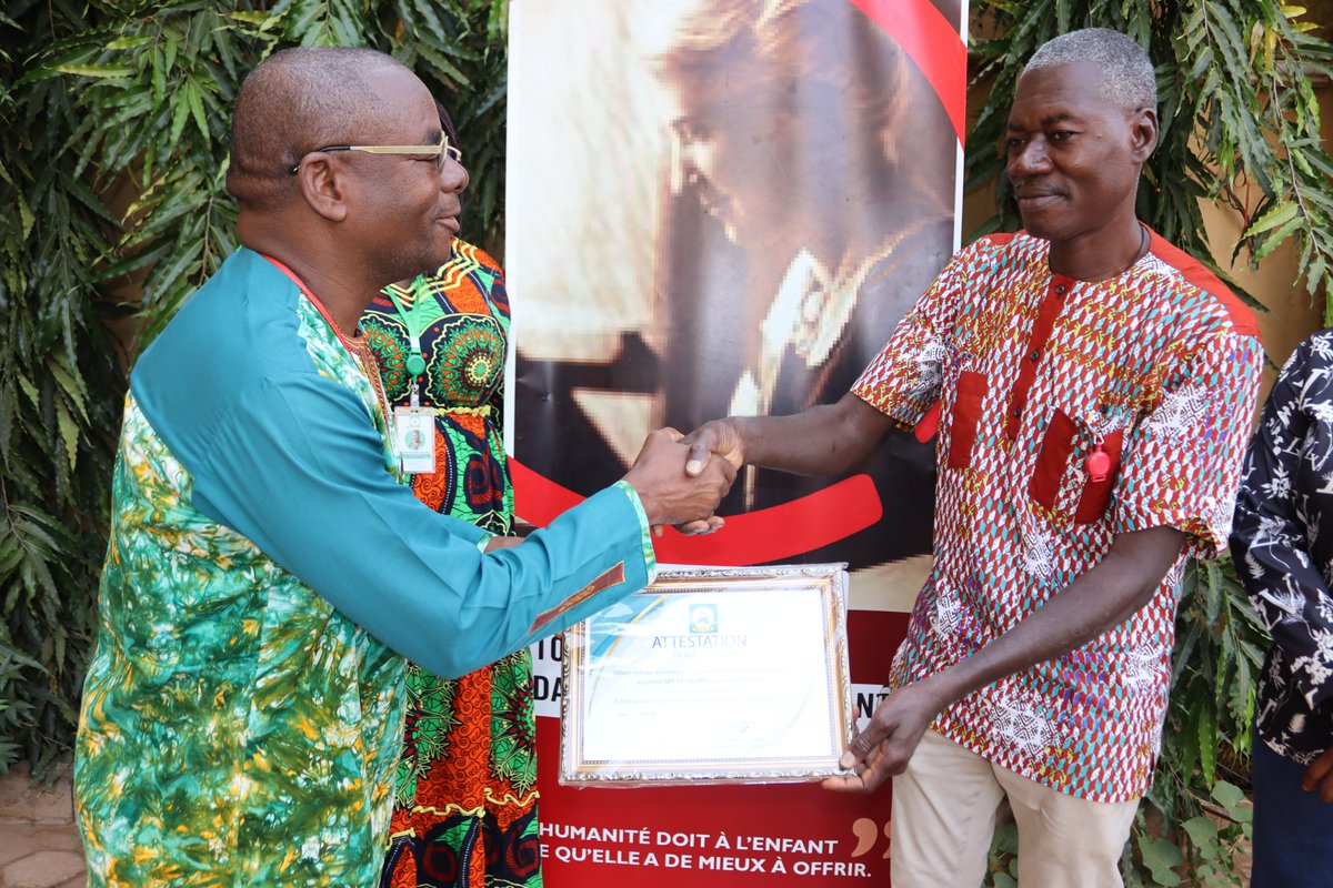 SaveChildrenBF's tweet image. ATAD a remis une attestation de reconnaissance à @SaveChildrenBF  pour son appui aux actions menées en faveur des communautés vulnérables depuis 2012.
Cette distinction témoigne d’un partenariat solide au service du bien-être des enfants.
#SaveTheChildren #ATAD #BurkinaFaso
