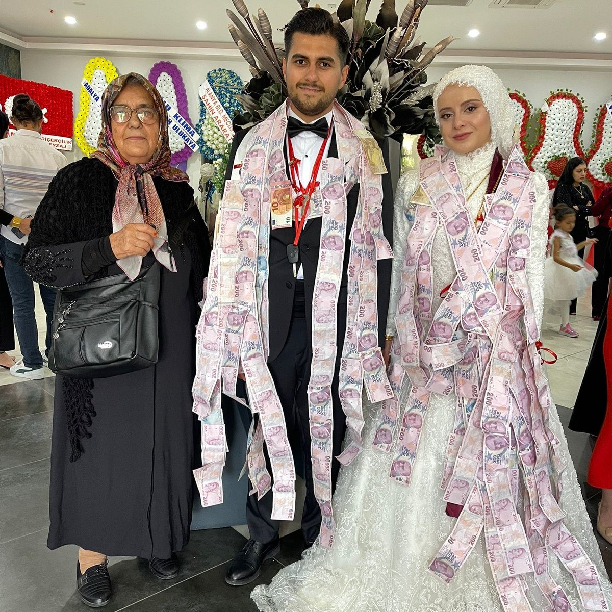 Alanya'da damada babaannesi tarafından takı olarak bir ev, bir arsa ve son model bir araba hediye edildi.