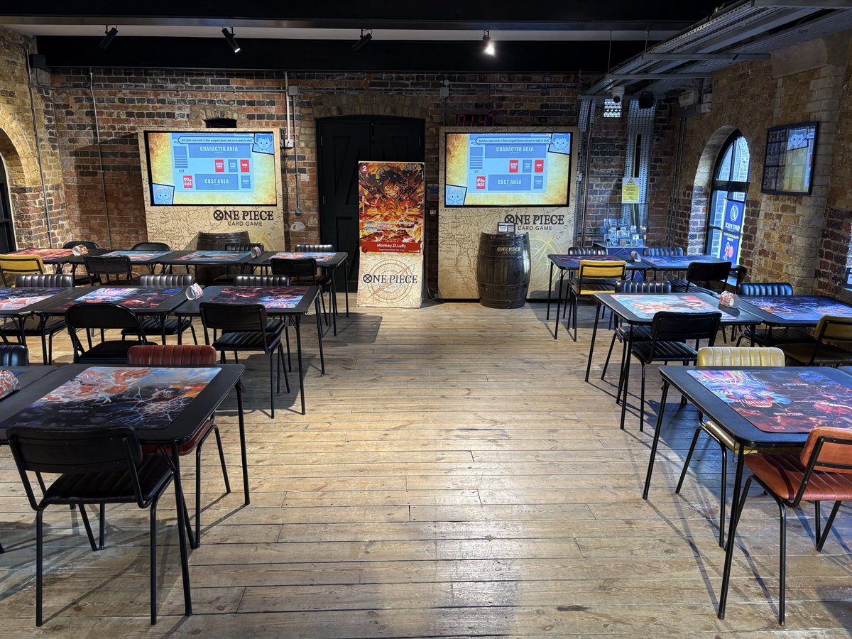 ロンドンのクロスストア行ってみたら
店員さんがゾロデッキ見せつけてきた笑