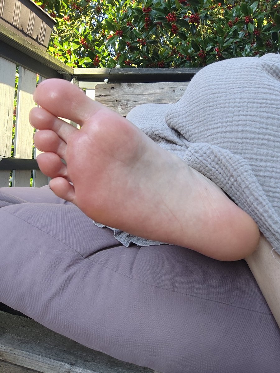 DaisyMoore92's tweet photo. My little footboy knows: Obedience isn’t about words. 😌 
It’s about the pause before you act, the thrill before I say yes.

@modelssecret_ 
#FeminineEnergy #DaisyStyle #PowerPlay #SubliminalSeduction https://t.co/aZnawHMgbn