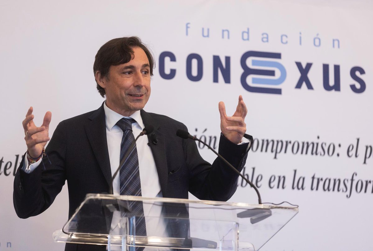 FConexus's tweet image. 🗣️“Copilot no es un autopilot. Somos nosotros quienes seguimos al mando. La #IA nos acompaña, potencia nuestras capacidades y libera nuestro tiempo y mente para crear más valor.” - Paco Salcedo, presidente de @MicrosoftES