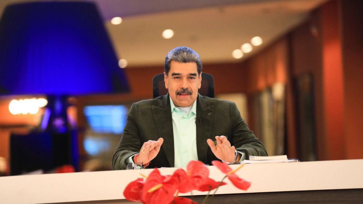 Jhosines20Sofia's tweet photo. ¡Que viva nuestra venezolanidad! 🇻🇪🌺
El Presidente Maduro destacó el valor de nuestra identidad nacional y el regreso de hermanos que hoy vuelven con el amor por Venezuela  "repotenciado".
La meta: seguir defendiendo juntos la dignidad y un camino de paz.
#Venezuela #PazYVida https://t.co/mBxt3Xzd0E