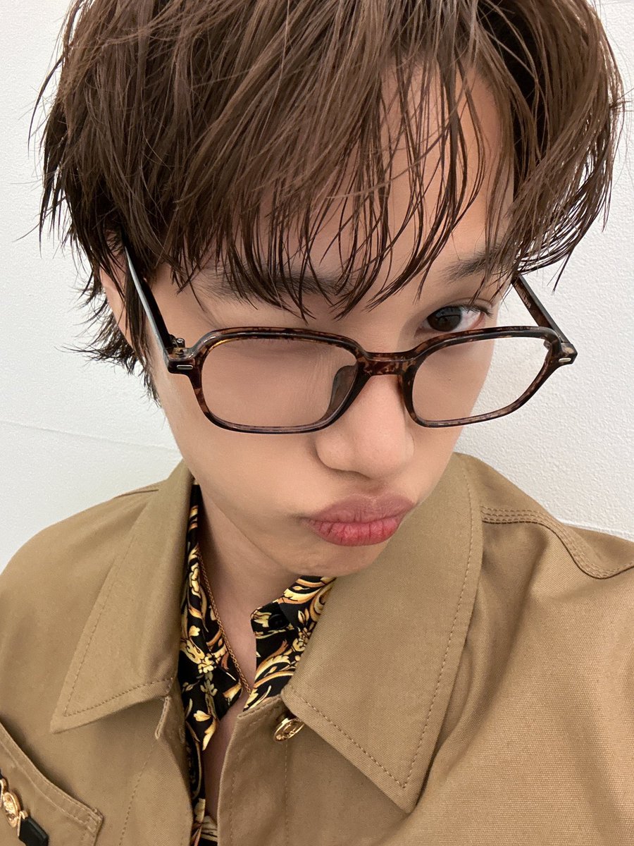 dearkaibr's tweet photo. No dia 28 de julho, Jongin compartilhou no Bubble fotos do dia em que fez o photoshoot da Versace ✨🤎🐻
#KAI #카이 #KAIxVersace #Versace https://t.co/rRmLCCBlRD