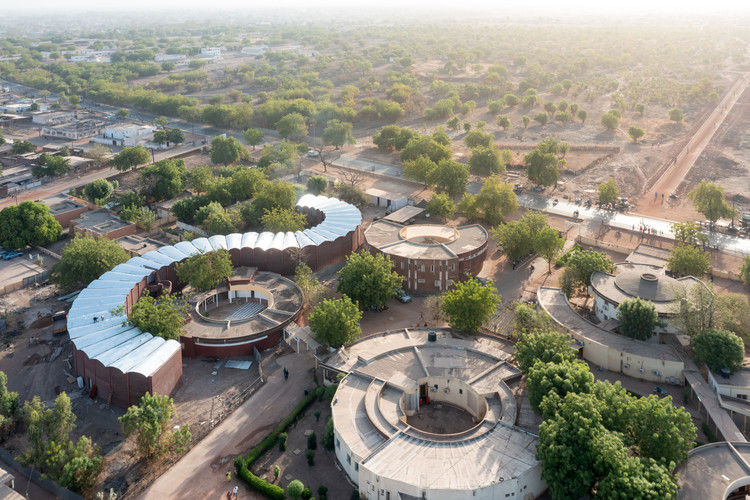 vangeorgh's tweet image. This is Tambacounda Hospital by Manuel Herz Architects, located in Senegal built with local materials [More pictures below]. Now compare it with the quoted tweet 🙂

Other African countries, despite being colonized are making progress with their infrastructure, but look out what…