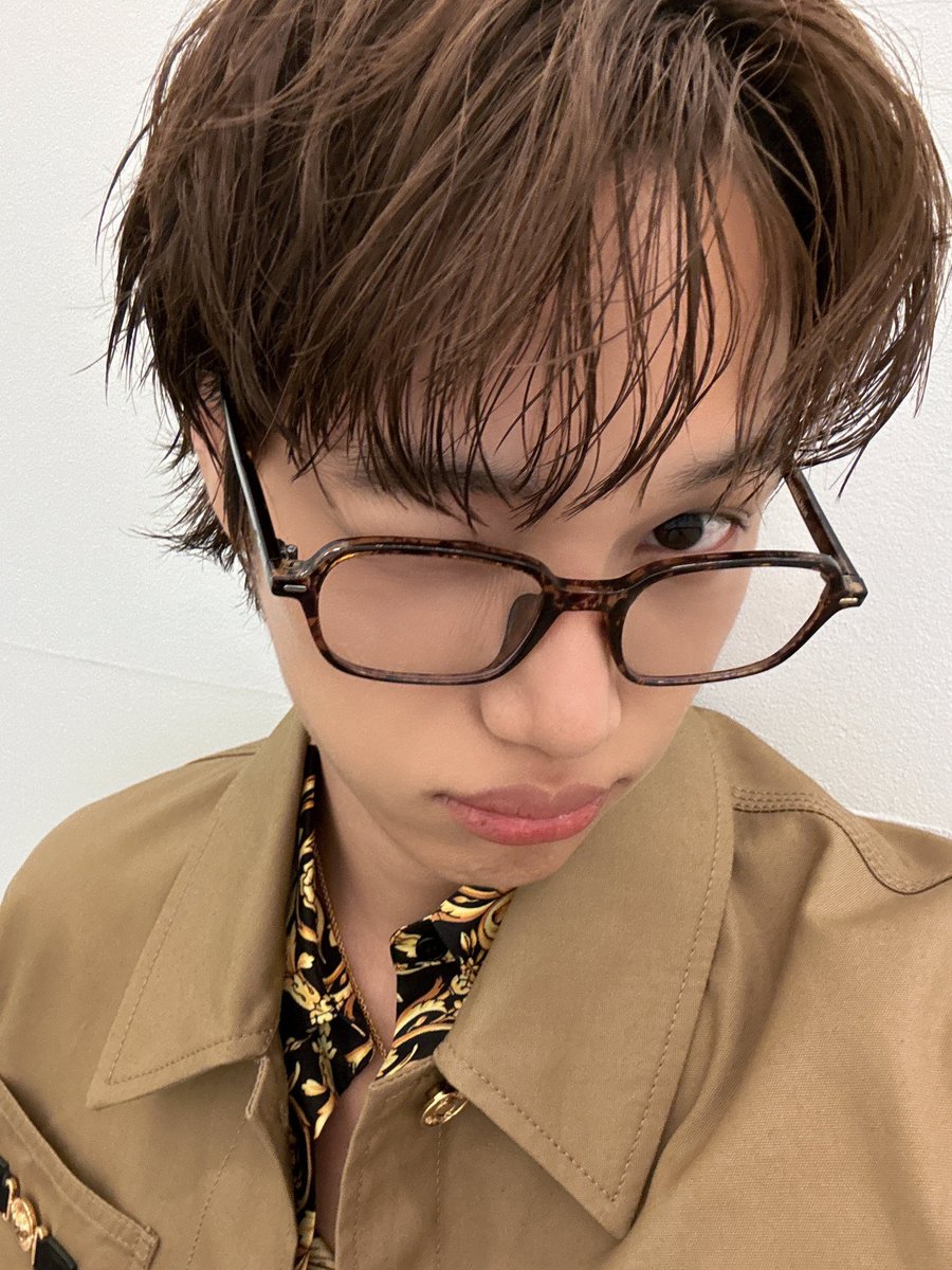dearkaibr's tweet photo. No dia 28 de julho, Jongin compartilhou no Bubble fotos do dia em que fez o photoshoot da Versace ✨🤎🐻
#KAI #카이 #KAIxVersace #Versace https://t.co/rRmLCCBlRD
