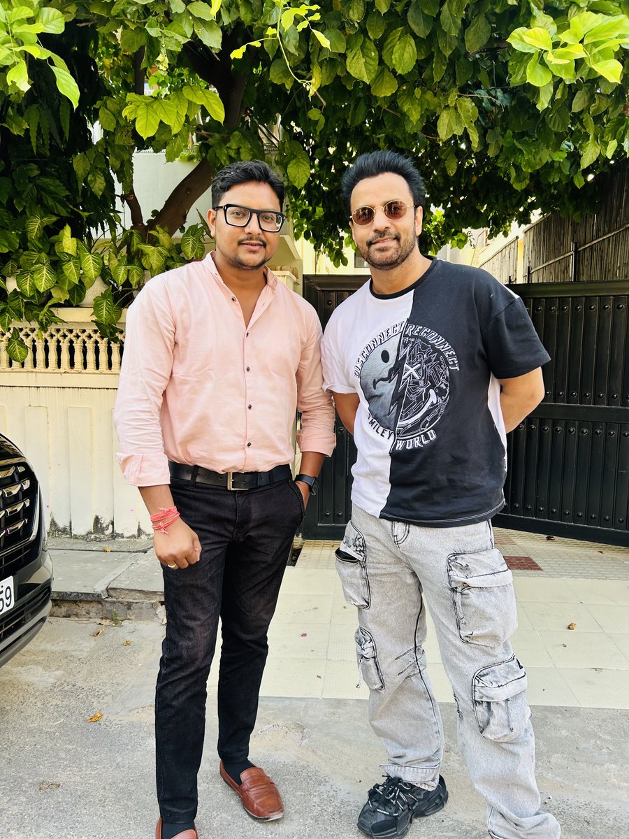 kapilrajkp's tweet photo. Some meetings leave you smiling long after they’re over. Blessed to meet the ever-entertaining Rajiv Thakur. 😇🎤
@RajivThakurFC
.
.
.
#rajivthakur #comedian #actor #performer #comedy #punjabicinema #meetup #pinkcity #jaipur #kapilraj #kapilrajkp https://t.co/CgCxe9BaZy