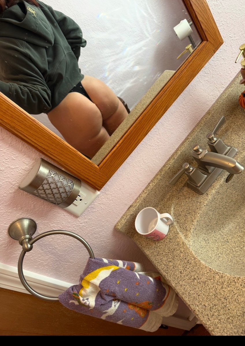 Don’t you just wanna grab it slap it or sniff these panties.. dm me daddy I’m ready to make some customs