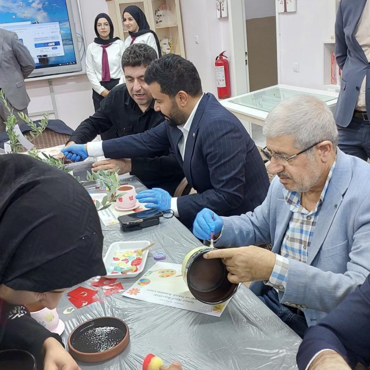 Belediye Başkan Vekilimiz Bakır Kama ve Meclis Üyemiz Musa Kılıç; İsmail-Nazif Bayraktar Kız Mesleki ve Teknik Anadolu Lisesi’nde, BİGEP projesi kapsamında düzenlenen ‘Çocuk Gelişimi Atölyesi’ açılış programına katıldı.

Tüm öğrencilerimize atölye çalışmalarında başarılar