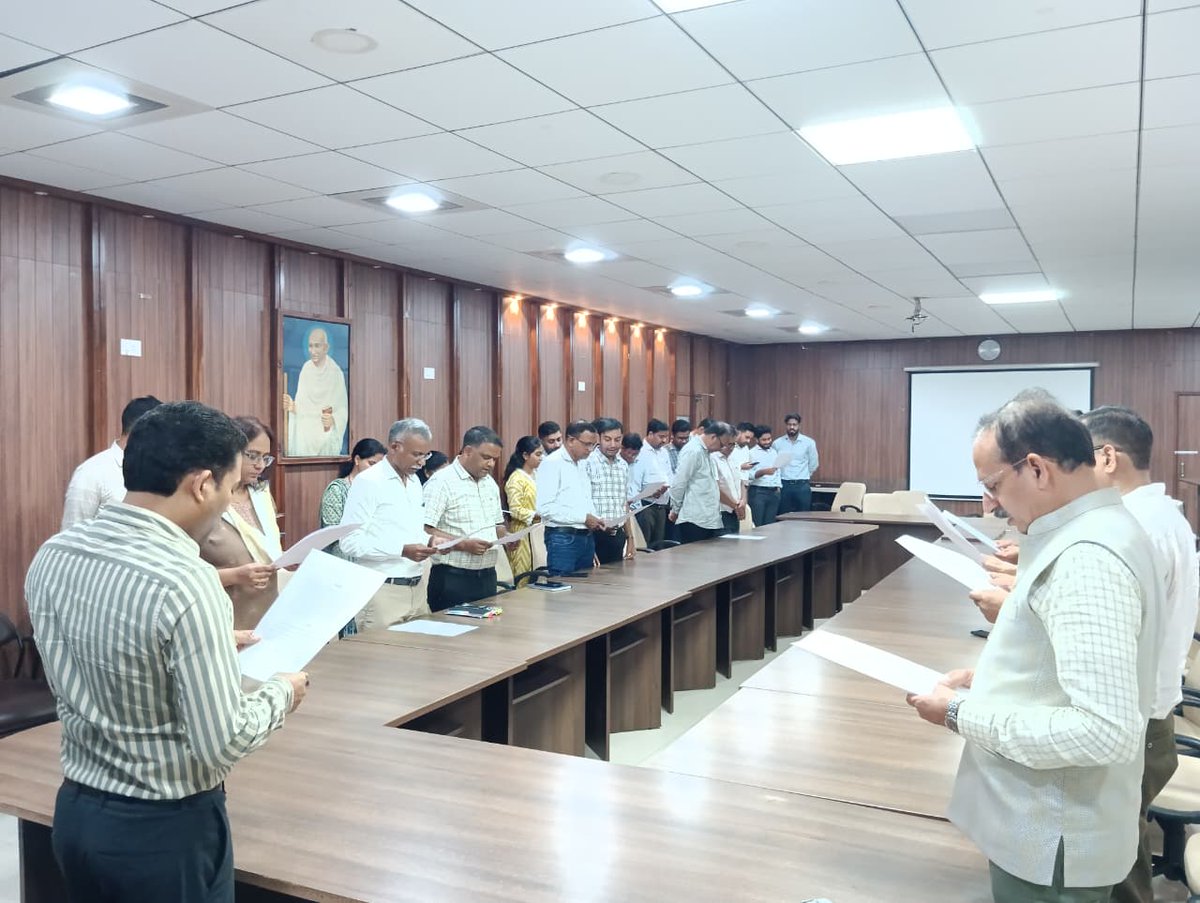 "सतर्कता जागरूकता सप्ताह – 2025" की थीम “सतर्कता : हमारी साझा ज़िम्मेदारी”  के तहत दिनांक २७ .१०.२०२५ को सीजीएसटी, गांधीनगर आयुक्तालय में श्रीमान नागेंद्र यादव, आयुक्त महोदय ने अधिकारी एवं कर्मचारी गण को “सत्यनिष्ठा प्रतिज्ञा” की शपथ दिलवाई| #VigilanceAwarenessWeek