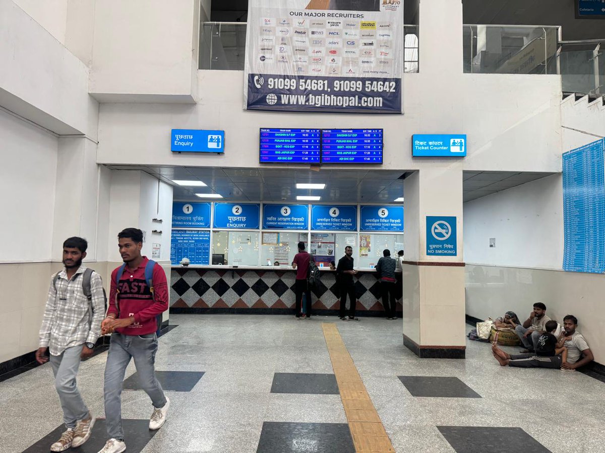BhopalDivision's tweet photo. #Passenger_Amenities  #FestivalSpecialArrangements  #यात्री_सुविधा #Crowd_Management   त्यौहारों के मद्देनजर रेल यात्रियों की सुविधा हेतू मंडल के स्टेशनों पर संचालित की जा रही है अतिरिक्त टिकट खिड़कियां  | #IndianRailways  @RailMinIndia @gmwcrailway @wc_railway @drmkota @drmjabalpur @AshwiniVaishnaw @RavneetBittu @VSOMANNA_BJP