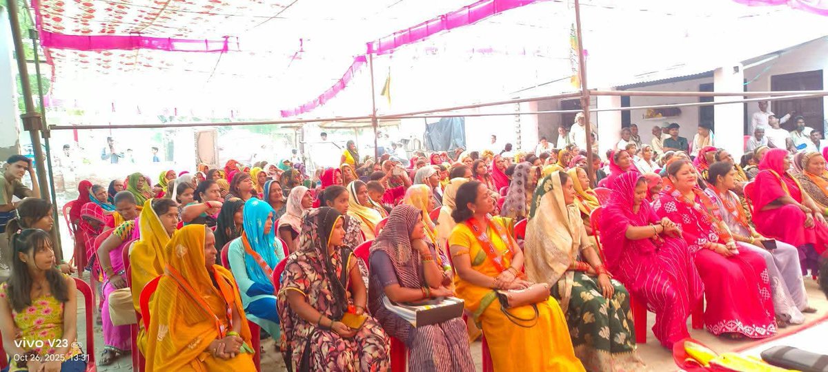 ब्रज क्षेत्र जिला मथुरा में "आत्मनिर्भर भारत संकल्प‌ अभियान" के  निमित्त "महिला सम्मेलन" आयोजित किया गया, जिसमें भाजपा प्रदेश मंत्री आदरणीय पूनम बजाज जी ने सम्मानित बहनों को संबोधित किया।

#AtmanirbharBharat #ViksitBharat