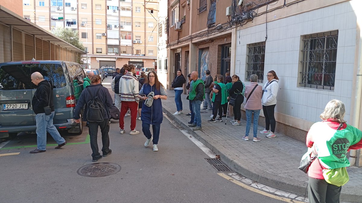 Un fons d'inversió, un jutge que no vol aplicar la moratoria i <a href="/mossos/">Mossos</a> volen desnonar una família, amb una persona que te un 100% de discapacitat i sense cap alternativa. 

Tot per no pagar a temps unes quotes de la hipoteca.