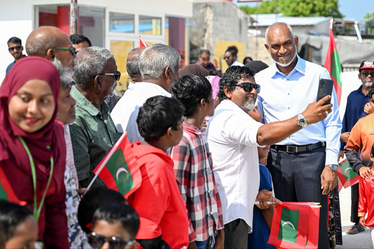 ރައީސް ޑރ. މުޢިއްޒު ޅ.  ހިންނަވަރު ރައްޔިތުން ގާތަށް!

#RayyithunGaathah
#LhaviyaniAtollVisit