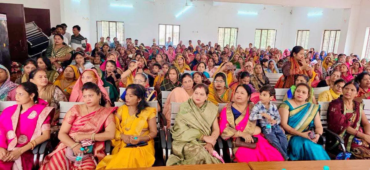 ब्रज क्षेत्र फिरोजाबाद महानगर में "आत्मनिर्भर भारत संकल्प‌ अभियान" के  निमित्त "महिला सम्मेलन" आयोजित किया गया, जिसमें महिला आयोग सदस्य श्रीमती रेनू गौड़ जी ने सम्मानित बहनों को संबोधित किया।

#AtmanirbharBharat #ViksitBharat