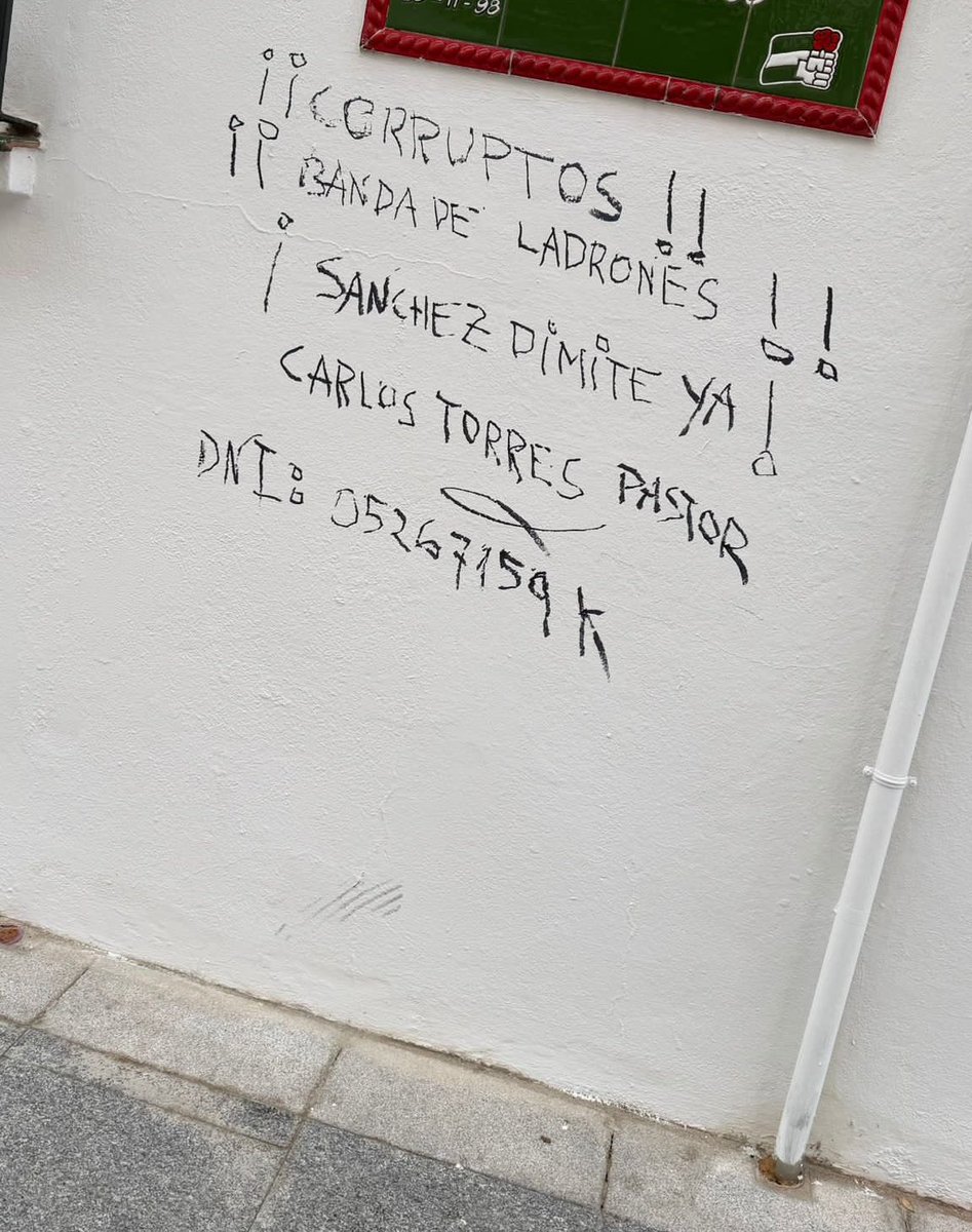 Vuelven a vandalizar la sede del PSOE de #Fuengirola 
Hoy, lunes 27 de octubre, a las 12:00h, volvemos a encontrar nuevamente pintadas en la fachada. ¿Identificándose?
No es un hecho aislado, sino un reflejo preocupante del clima de crispación que algunos fomentan.