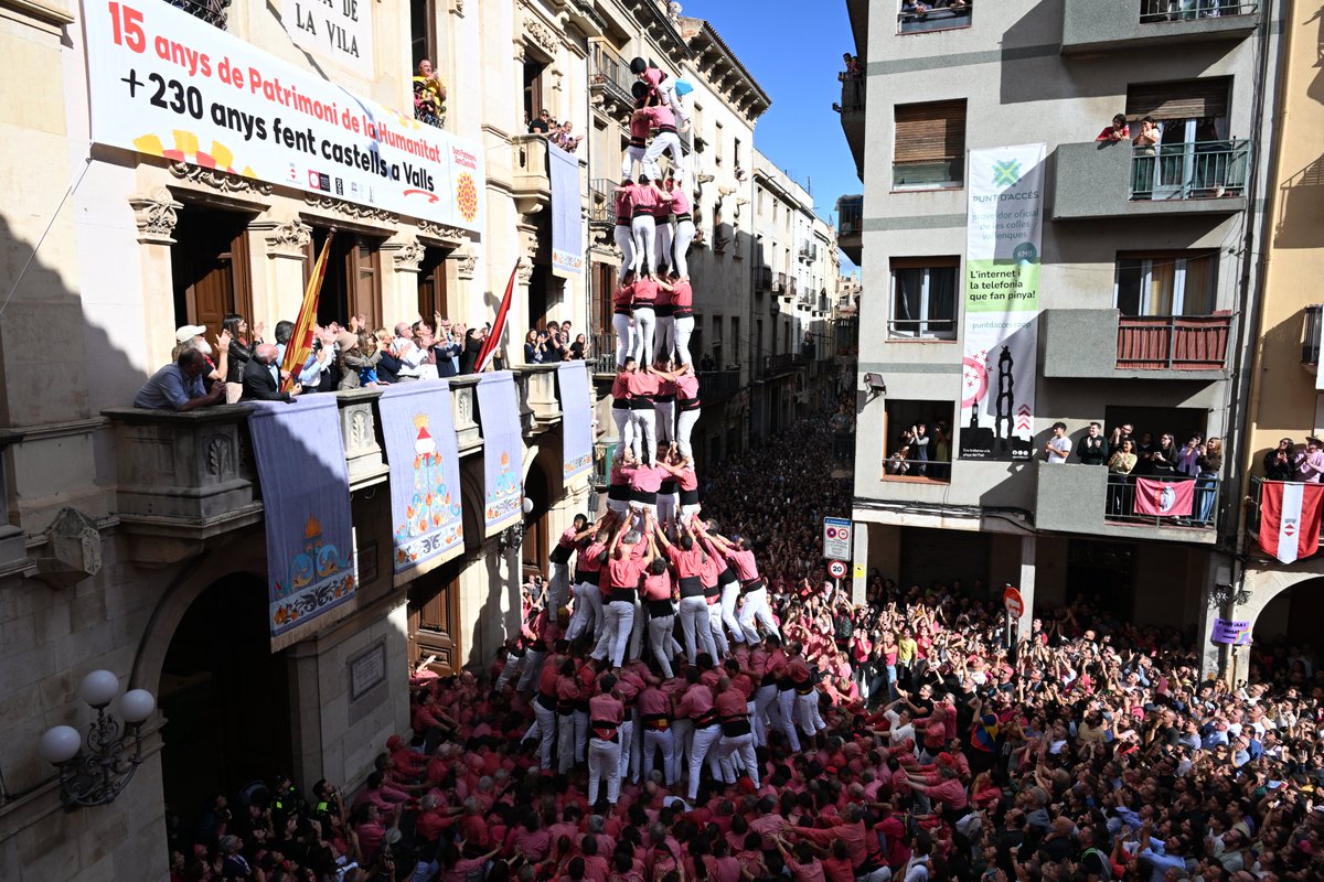 revistacastells's tweet photo. La @collavella pren el liderat del @barometreCAST.
▶️ Ha estat un cap de setmana prolífic, amb 16 novetats per part de 15 colles:
👉https://t.co/8qHmSTl9Vo
#castells #castellers https://t.co/dAvAcA5dHG