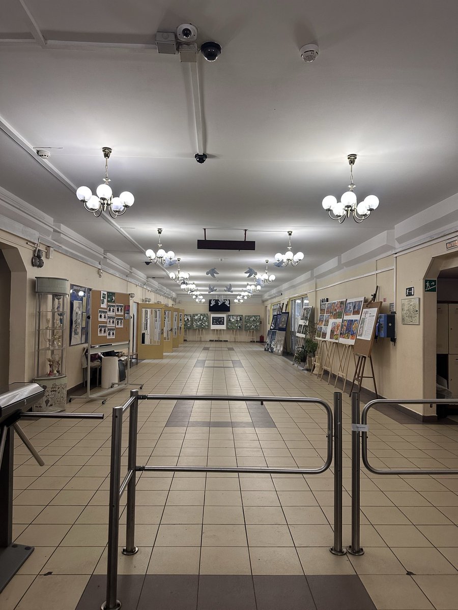 AvSpoon's tweet image. 11й класс, нагрузка у Крис увеличилась настолько, что она попросила перевести её на очно-заочную форму. В пятницу я сходила и написала заявление. Сейчас неделя каникул, а они с девчонками пошли в школу рисовать😅 Во дают!