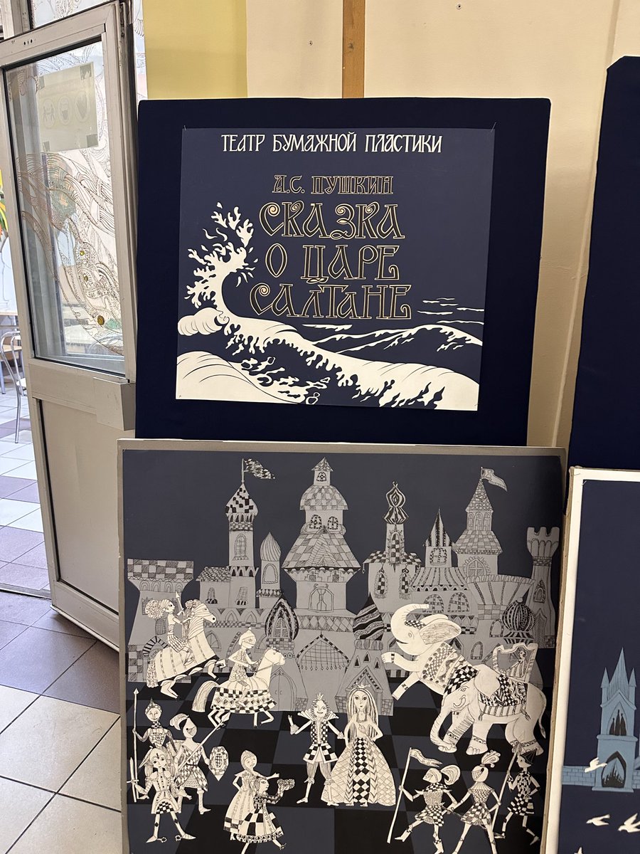 AvSpoon's tweet image. 11й класс, нагрузка у Крис увеличилась настолько, что она попросила перевести её на очно-заочную форму. В пятницу я сходила и написала заявление. Сейчас неделя каникул, а они с девчонками пошли в школу рисовать😅 Во дают!