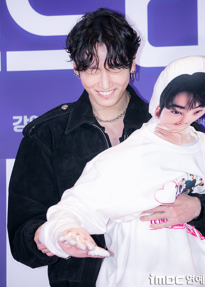 dreamjeons's tweet image. eunwoo is at the military, so jungkook came with him and for him 🫶

(eunwoo is one of ‘the first ride’ actors)