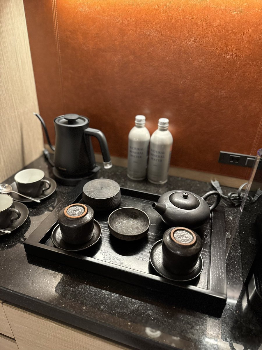 hlm2_r7's tweet image. お部屋に置いてあったお菓子も美味しかった💞デュシタニが運営するファームで採れた茶葉を淹れて豆菓子と一緒にいただきました🍵京都レポゆるく続ける〜✍🏻次は朝食編🥞