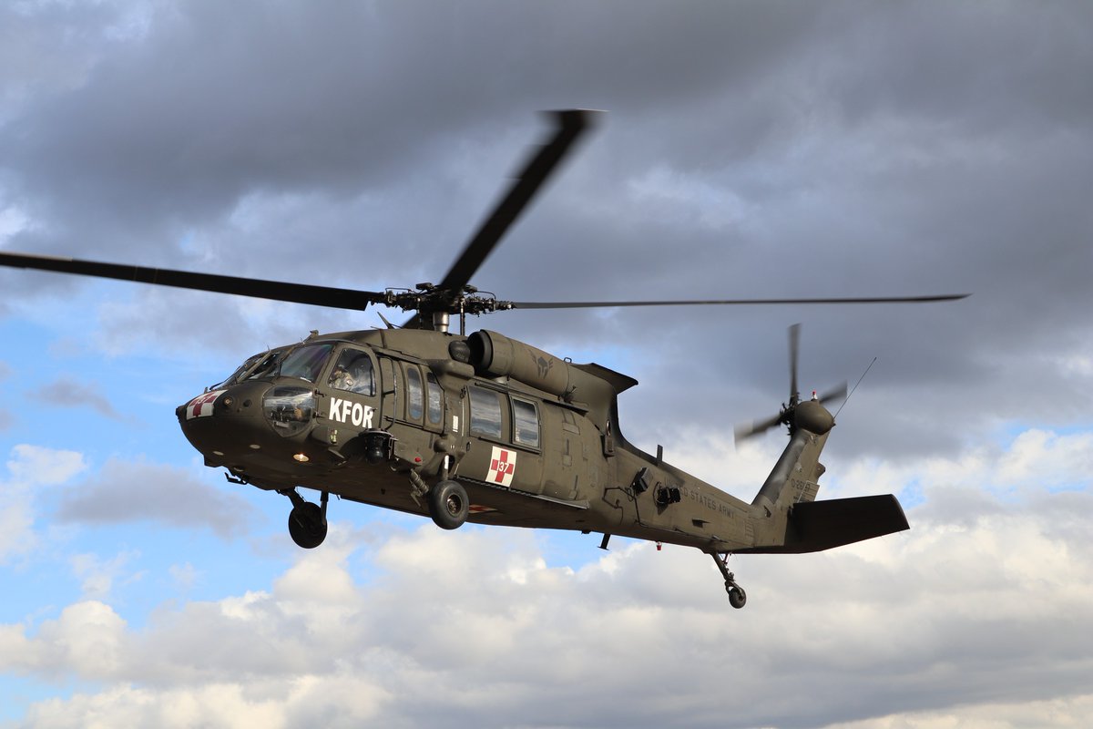 Dowództwo Operacyjne RSZ (@dowopersz) on Twitter photo Sygnał alarmowy, szybka reakcja, ewakuacja rannych drogą lądową i powietrzną – tak wyglądało ćwiczenie MASCAL (Mass Casualty Exercise), w którym wzięli udział żołnierze LII zmiany #PKWKFOR 🇵🇱. Wspólnie z sojusznikami doskonalili procedury ewakuacji rannych, udzielania pomocy Sygnał alarmowy, szybka reakcja, ewakuacja rannych drogą lądową i powietrzną – tak wyglądało ćwiczenie MASCAL (Mass Casualty Exercise), w którym wzięli udział żołnierze LII zmiany #PKWKFOR 🇵🇱. Wspólnie z sojusznikami doskonalili procedury ewakuacji rannych, udzielania pomocy