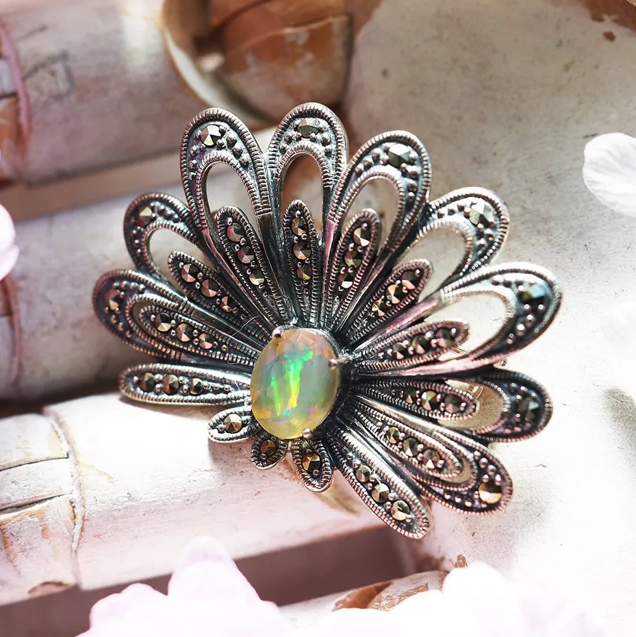 SILVER製 マルチカラー オパール 大きい ブローチ リーフモチーフ SILVER製 マルチカラー オパール 大きい ブローチ リーフモチーフ