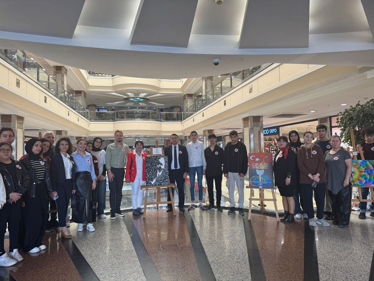Zorluisokulu's tweet photo. 🇹🇷 Cumhuriyetin Özel Renkleri resim sergimizi büyük bir gururla gerçekleştirdik!
Atatürk ve Cumhuriyet sevgisini tuvallere taşıyan güzel öğrencilerimize ve bu anlamlı çalışmaya emek veren değerli öğretmenimize yürekten teşekkür ederiz. ❤️ @MebOrgm @bursailmem16 @yildirimilcemem https://t.co/BbBL5wEblR
