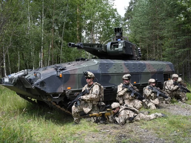 visegrad24's tweet image. 🇩🇪 Germany allocates €377 billion for Bundeswehr modernization in 2026

By 2035, the Bundeswehr will receive 687 Puma infantry fighting vehicles and 561 Skyranger anti-drone systems, with Rheinmetall and Diehl Defence involved.

Germany will also expand its €14 billion…