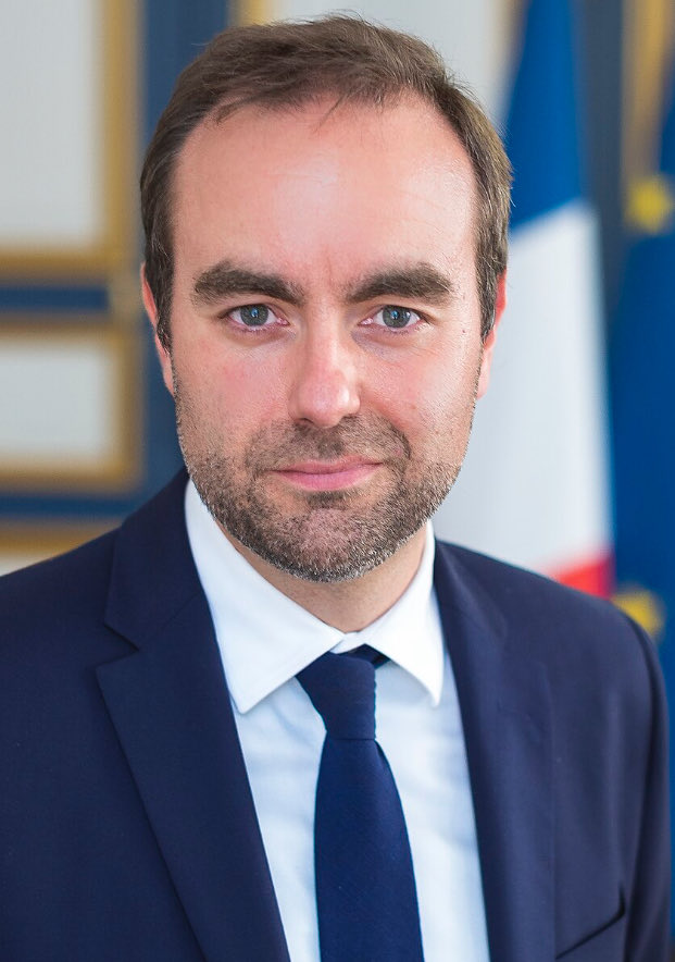 Ça, c’est Sébastien Lecornu.

Sébastien, c’est une enfance dans un milieu moyen, il est la descendance de matrice d’une secrétaire médicale et d’un technicien aéronautique. Il est proche de son grand-père, un ancien résistant.

Sébastien, c’est des rêves, il veut devenir