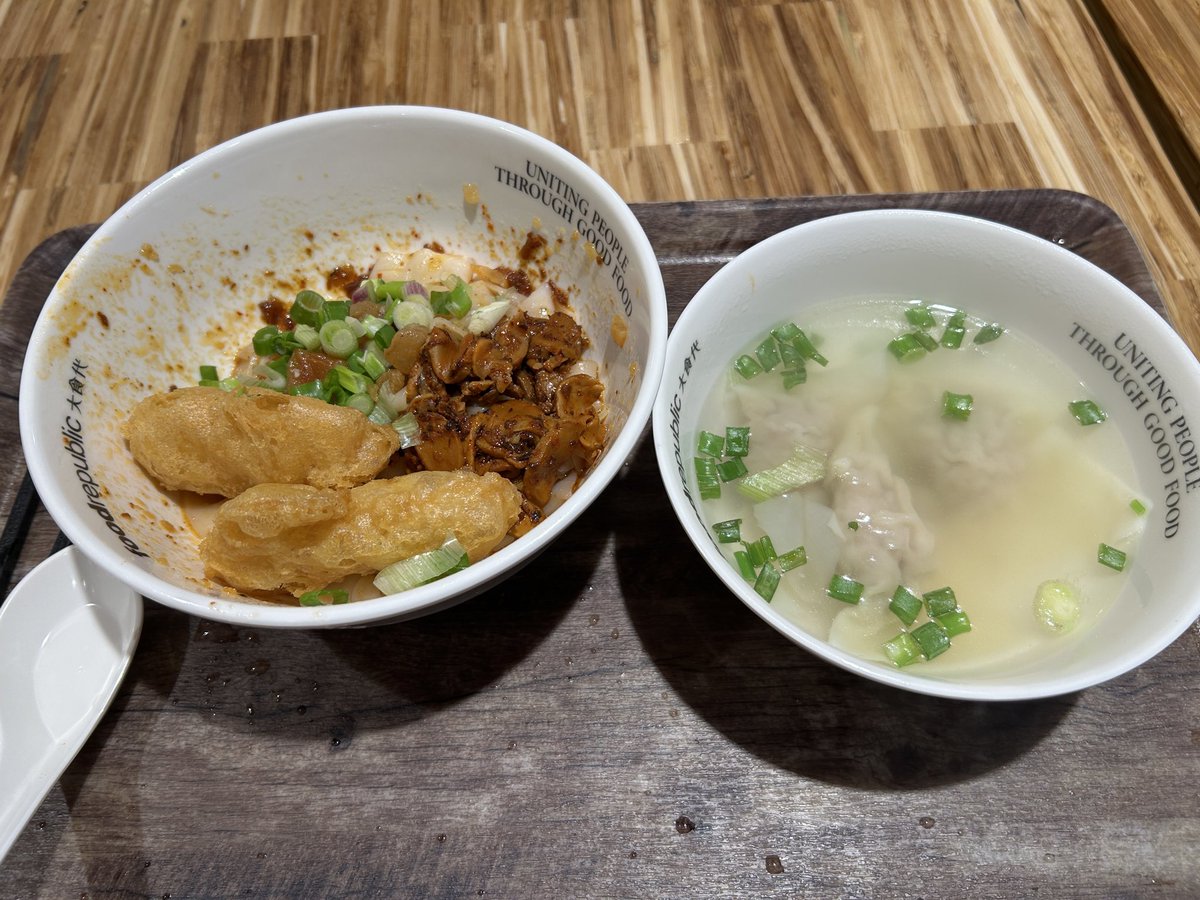 今日からシンガポール。
ホテルからあのホテルが見える。謎の麺に挑戦。