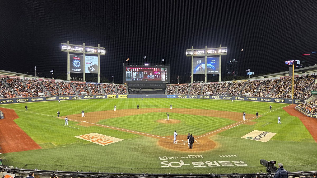 류현진 선수 2차전 3이닝 7실점을 기록하고 물러났습니다. 가을야구 1경기 최다실점 기록입니다. 종전 기록은 5실점입니다.