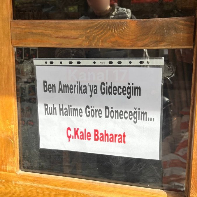 Çanakkale'de bir esnafın kapısına astığı yazı.