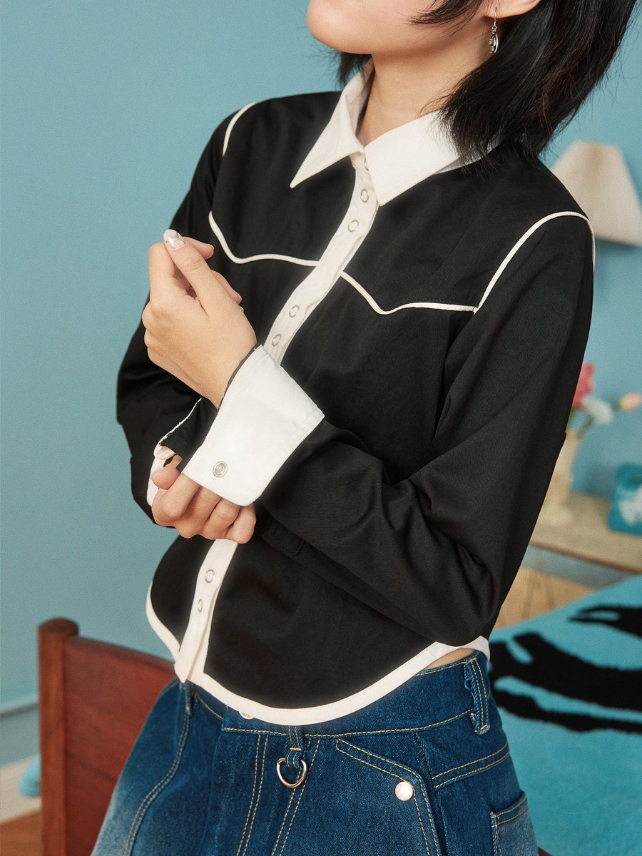 oluloobjects's tweet image. 🐈⬛olulo Ctrl+C(at) - Cropped Long Sleeves Shirt
ครอปเชิ้ตสีดำชายเสื้อโค้งเว้า แขนยาวคมชัดด้วยคอปกและสาบขาว กระดุมสแนปใช้ง่ายและมีลูกเล่น yoke ด้านหน้าและหลัง
Price: 1,290 THB
🛒 Online Release on LINE Shopping & Shopee “olulo.objects”
📅 31 October 2025 | 8:00 PM (2ทุ่ม)
🔎see…