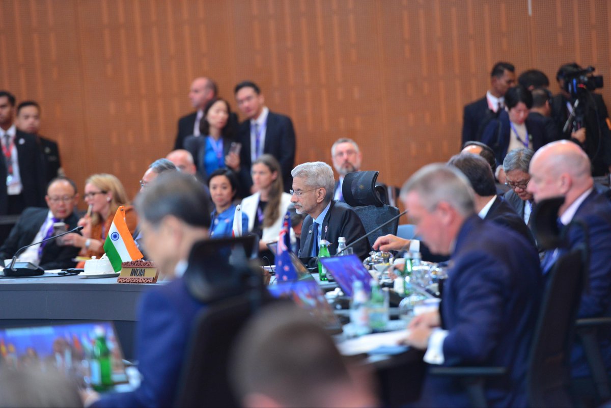 DrSJaishankar's tweet image. Delivered 🇮🇳’s National Statement at the 20th East Asia Summit in Kuala Lumpur today. 

Highlighted:

➡️ The growing concerns of supply chain reliability and market access, and the constriction on energy trade.

➡️ World will inevitably respond to new circumstances. Adjustments…