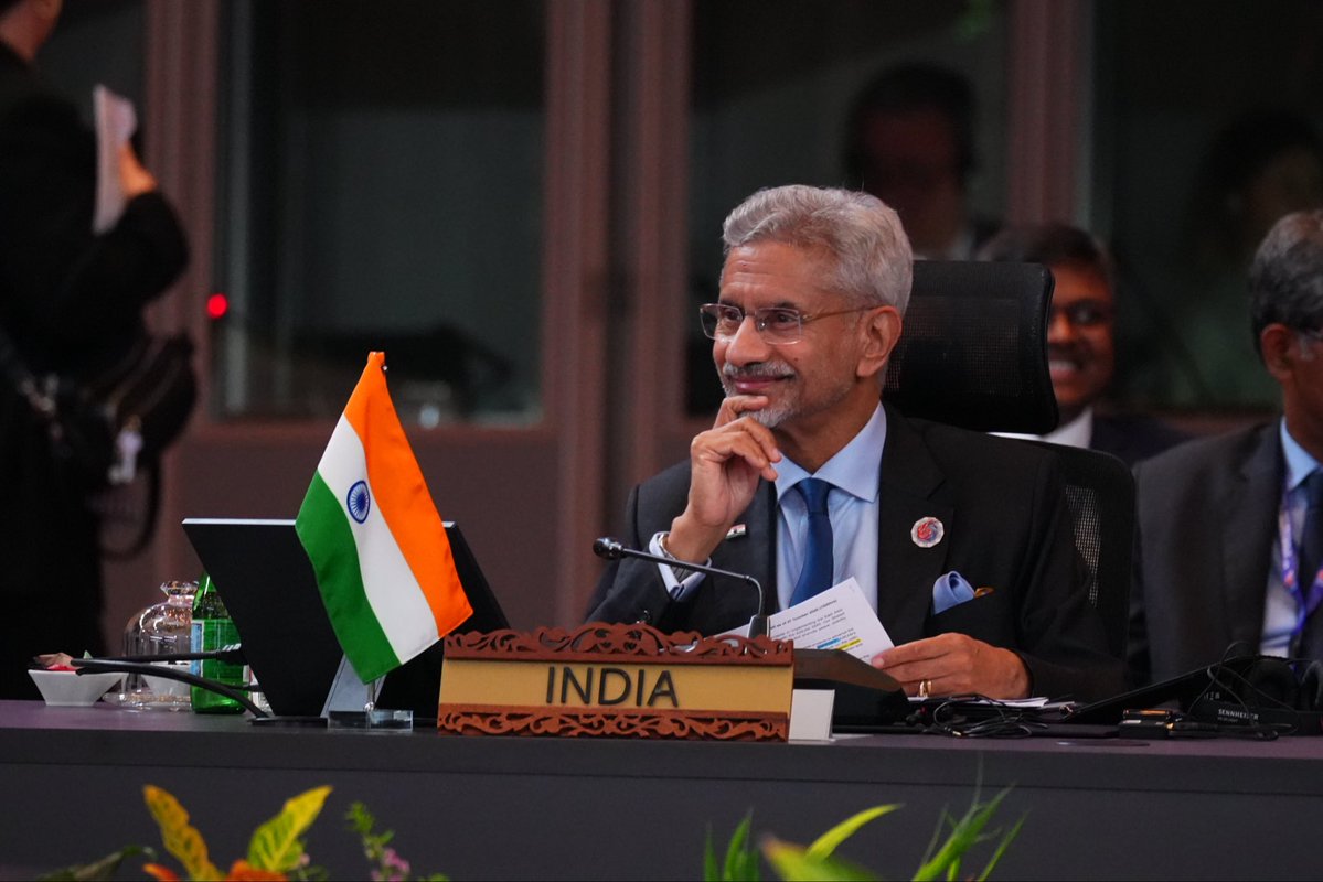 DrSJaishankar's tweet image. Delivered 🇮🇳’s National Statement at the 20th East Asia Summit in Kuala Lumpur today. 

Highlighted:

➡️ The growing concerns of supply chain reliability and market access, and the constriction on energy trade.

➡️ World will inevitably respond to new circumstances. Adjustments…