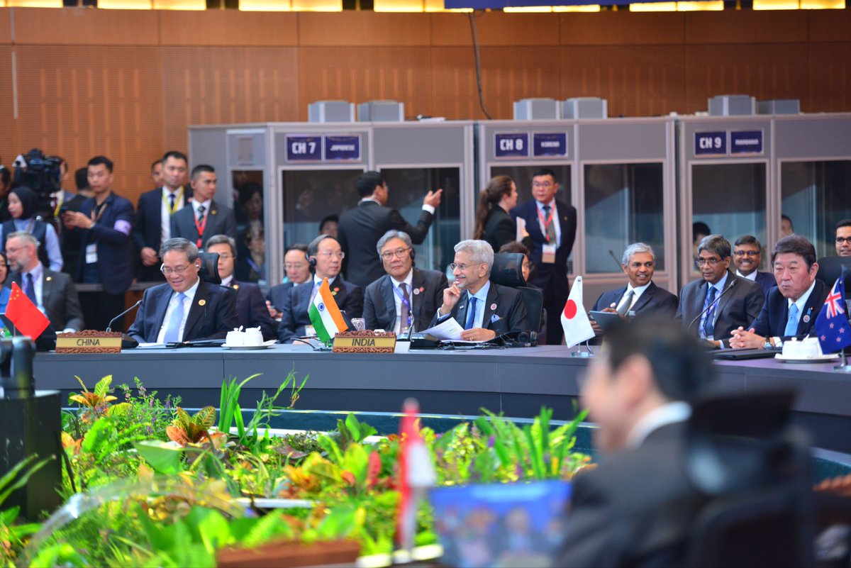 DrSJaishankar's tweet image. Delivered 🇮🇳’s National Statement at the 20th East Asia Summit in Kuala Lumpur today. 

Highlighted:

➡️ The growing concerns of supply chain reliability and market access, and the constriction on energy trade.

➡️ World will inevitably respond to new circumstances. Adjustments…