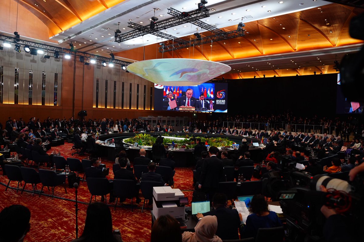 DrSJaishankar's tweet image. Delivered 🇮🇳’s National Statement at the 20th East Asia Summit in Kuala Lumpur today. 

Highlighted:

➡️ The growing concerns of supply chain reliability and market access, and the constriction on energy trade.

➡️ World will inevitably respond to new circumstances. Adjustments…